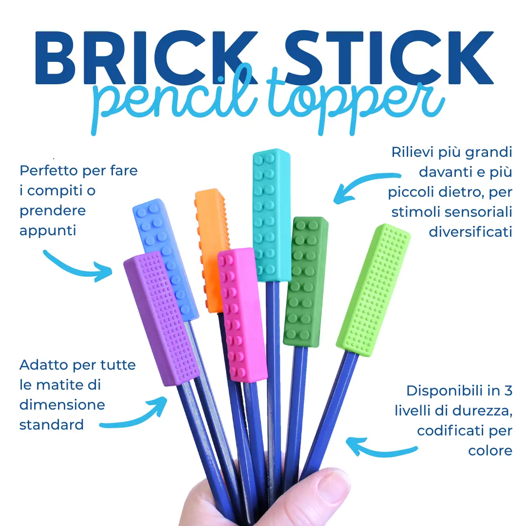 ARK Brick Stick Bleistift Kau Aufsatz – in der Kinderhand gehalten zeigt kindgerechte Groesse ca. 6,4 x 1,5 x 1,2 cm