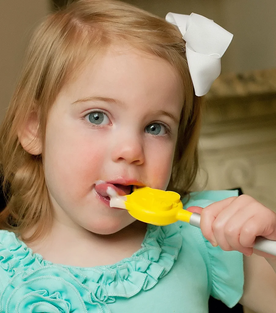 Logicana-oral motorische Therapie-ARK Therapeutik Mädchen mit ARK Therapeutik Aufsatz