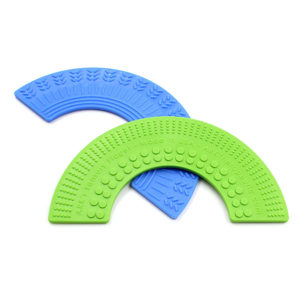 ARK Regenbogen Fidget – Frontansicht biegsames Kautool mit Regenbogenform und zwei Strukturseiten