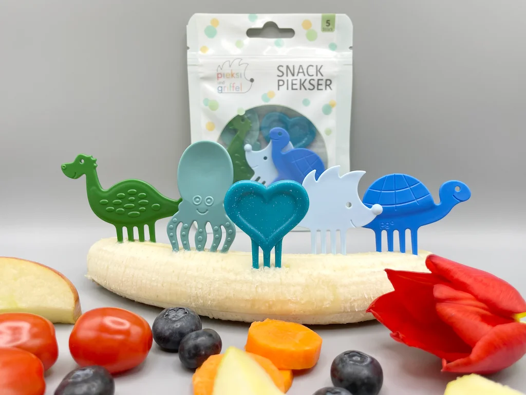 Bunte Snack Piekser für Kinder aus nachhaltigen Materialien, ideal für selbstständiges Essen