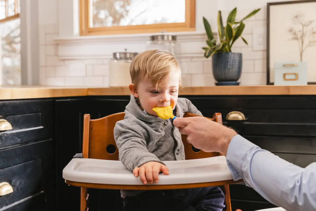 Detailansicht des ARK Katzenaufsatzes mit strukturierter Oberfläche und Ohren als sensorische Löffel zur oralen Stimulation und Texturtoleranz in der logopädischen Therapie, verfügbar im Logicana Logos Shop.