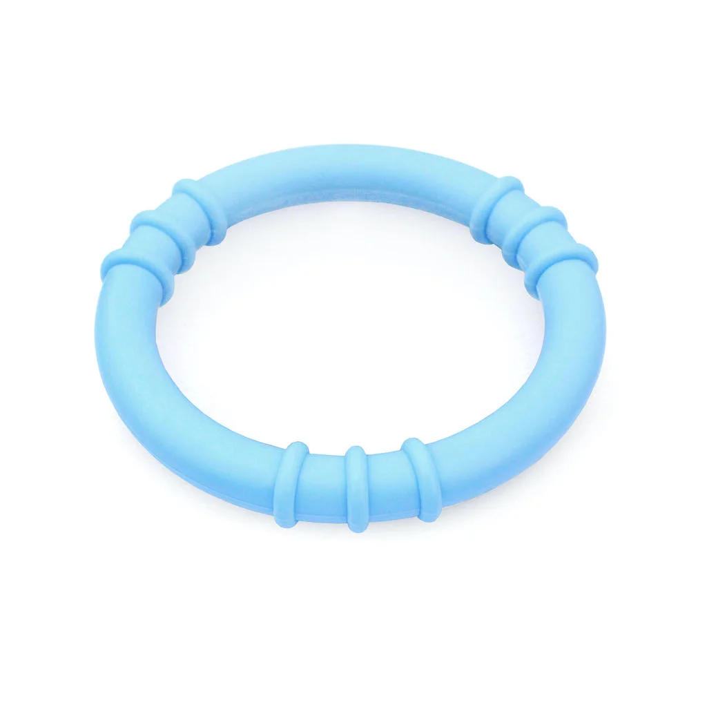 ARK Baby Beissring hellblau – Frontansicht runder Beissring mit glatter & texturierter Seite fuer Zahnung & Mundstimulation